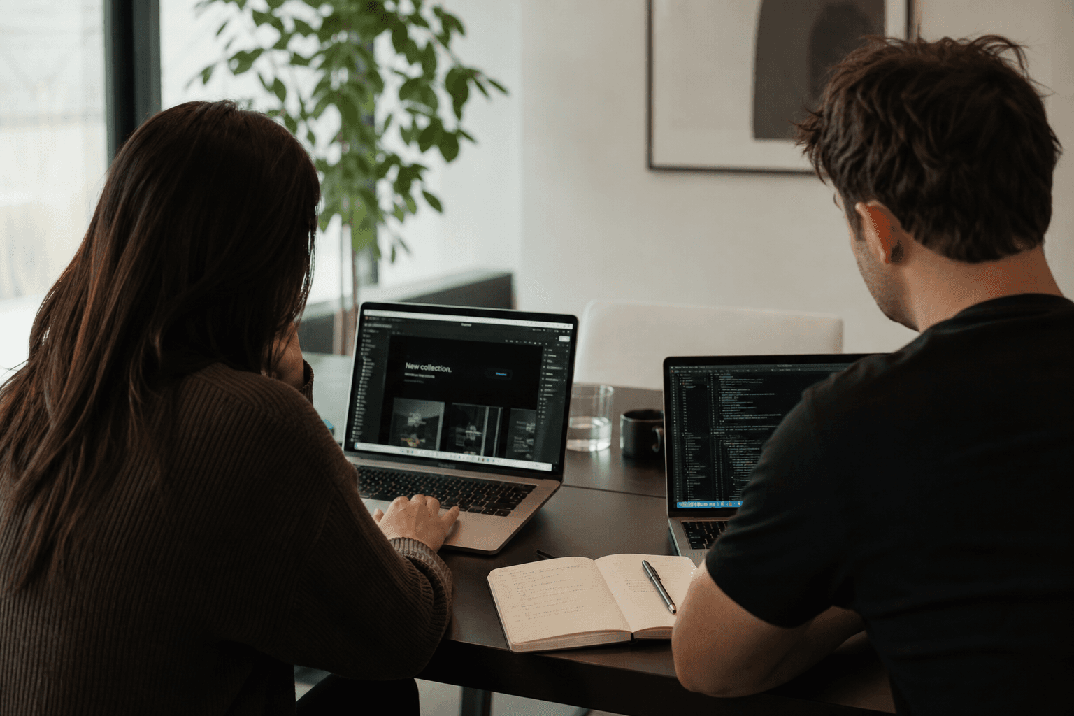 Equipo colaborando en laptops en un espacio de trabajo moderno